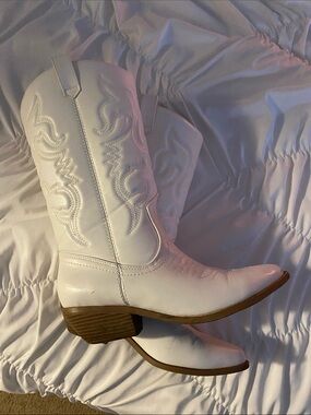 White Womens Western Cowboy Boots - Classic Stitch Detail